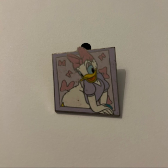 Disney Daisy Duck Character Mystery Set Pin - Picture 1 of 2